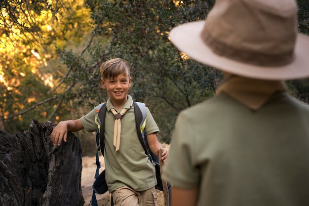 Boy scouts pasando tiempo en la naturaleza