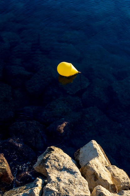 Foto una boya amarilla flotando en el agua.