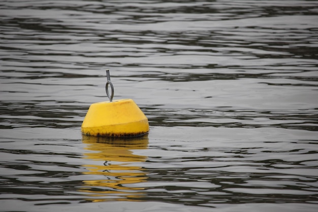 Boya amarilla flotando en el lago