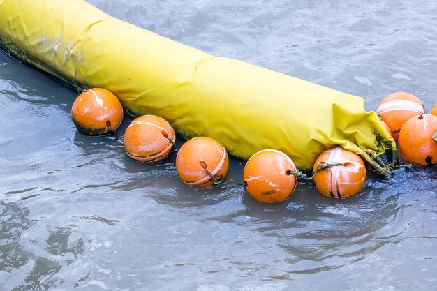 Boya naranja Se usa en forma de agua hecha de plástico especial que es fuerte y duradera