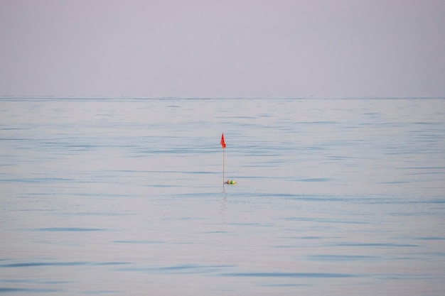 Boya de red de pesca en medio del mar Mediterráneo