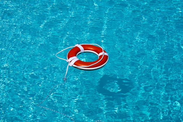 boya de vida en piscina azul flotador de anillo de piscina de salvavidas en agua azul