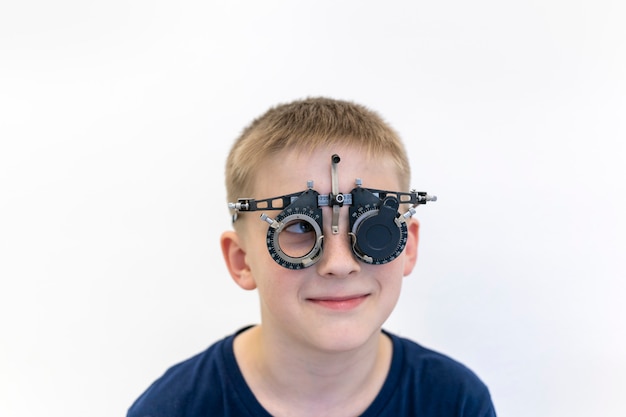 Boyseyesight se está comprobando el optometrista comprueba el equipo de la vista del niño del oftalmólogo en