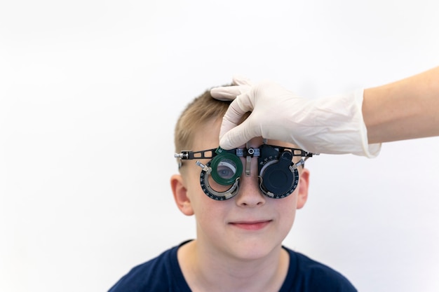 boyseyesight está sendo verificado. O oftalmologista verifica o equipamento de visão infantil do oftalmologista