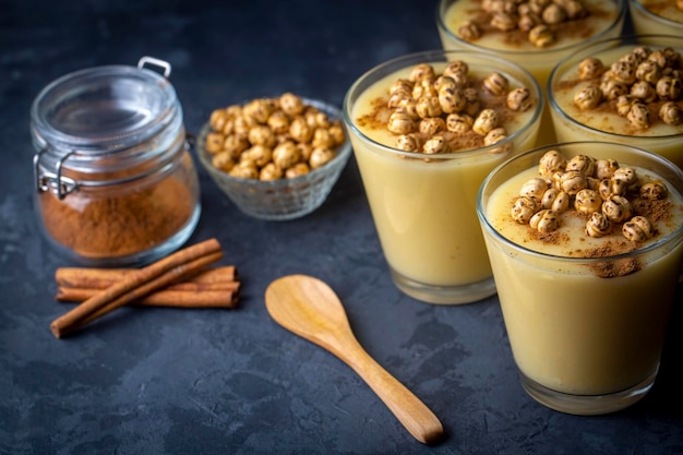 Boza ou Bosa, bebida tradicional turca com grão de bico assado