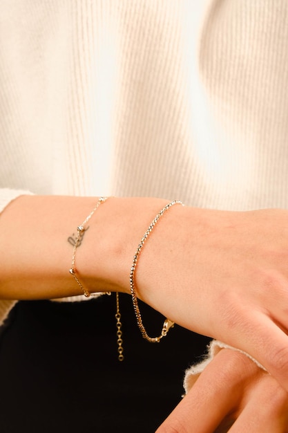 Foto a bracelet with a cross on it