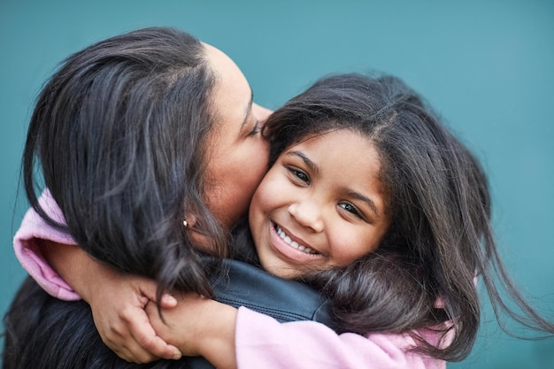 Los bracitos dan los mejores abrazos Retrato recortado de una linda niña abrazando a su madre