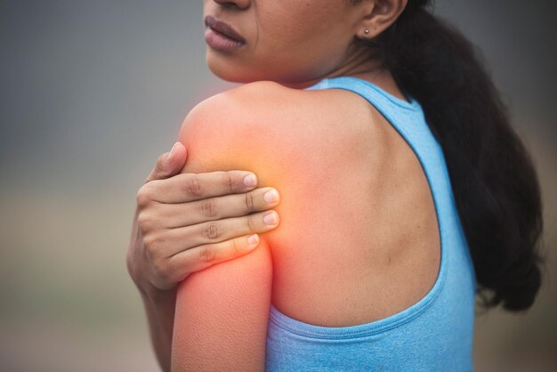 Braço de fitness e mulher com lesão de dor no ombro devido ao desafio de treino desempenho esportivo ou exercício ao ar livre Problema médico acidente de treinamento de atleta ou pessoa ferida com emergência de tensão muscular