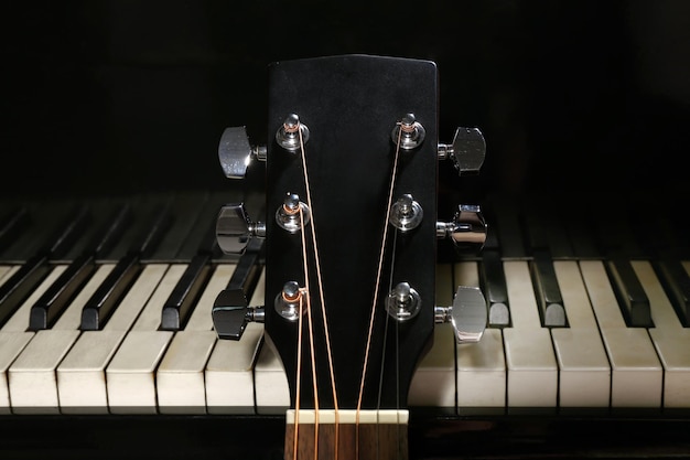 Braço de guitarra e teclas de piano fechadas