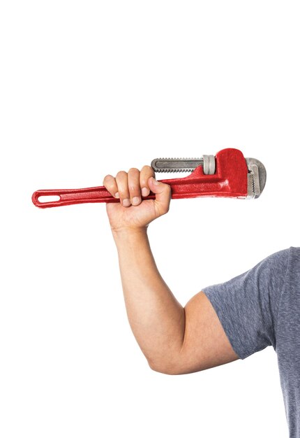 Foto braço de um homem mostrando músculo enquanto segura uma chave de soquete em um fundo branco conceito do dia do trabalho