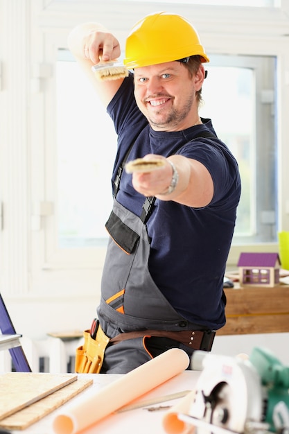 Foto braço do trabalhador sorridente segurar escova retrato