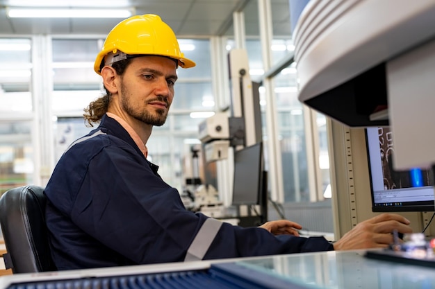 Foto braço robótico de alta tecnologia com uma unidade de processador de computador de inteligência artificial em seu