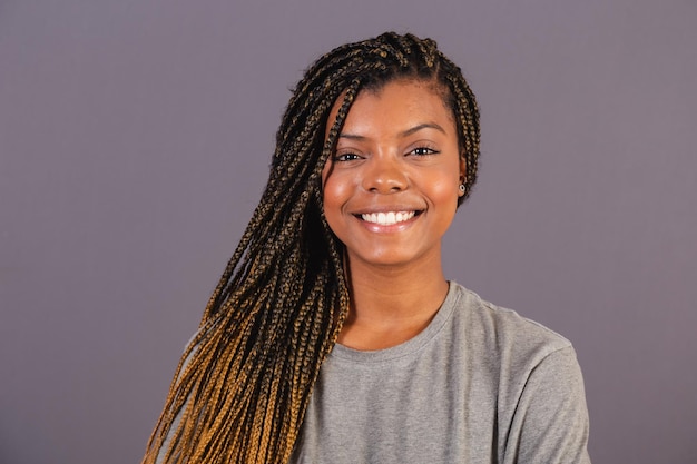 Braços brasileiros de jovem afro cruzaram os braços felizes sorrindo confiando Foto aproximada