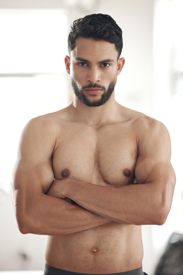 Foto braços cruzados fitness e retrato de homem sem camisa em ginásio de boxe para desafio autodefesa ou treinamento esportivo exercício corporal e bem-estar com atleta confiante em clube de saúde para treino