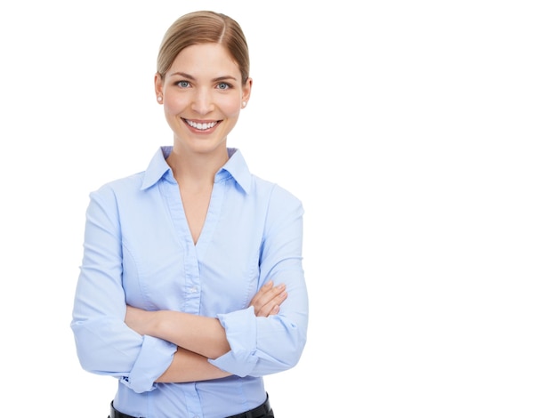 Braços de liderança cruzados e retrato de mulher de negócios em estúdio em fundo branco simulam chefe de rosto e sorriso de mulher confiante e orgulhosa do Canadá com visão e mentalidade de sucesso