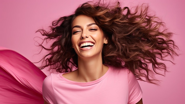 Foto braços de mulher feliz fundo rosa finalmente em