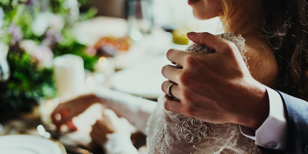 Bräutigam Hand Holding Bride auf Hochzeitsempfang