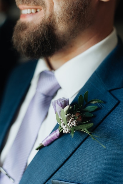 Bräutigam im blauen Hochzeitsanzug Ansteckblume hautnah