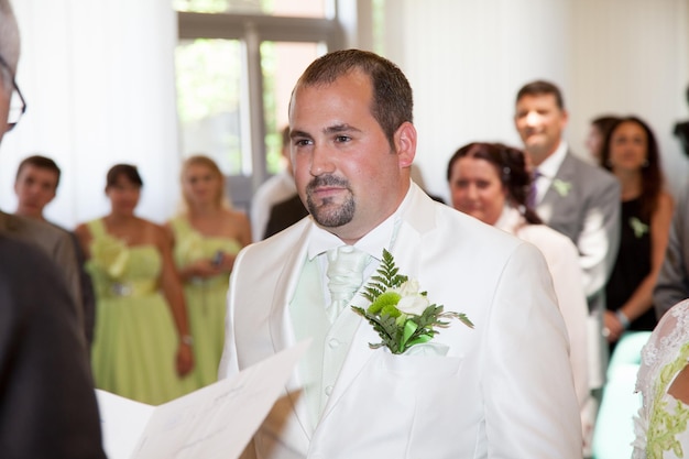 Bräutigam im Rathaus am Hochzeitstag