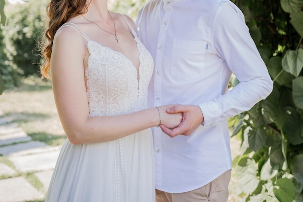 Bräutigam mit Braut im Hochzeitskleid im Sommerpark