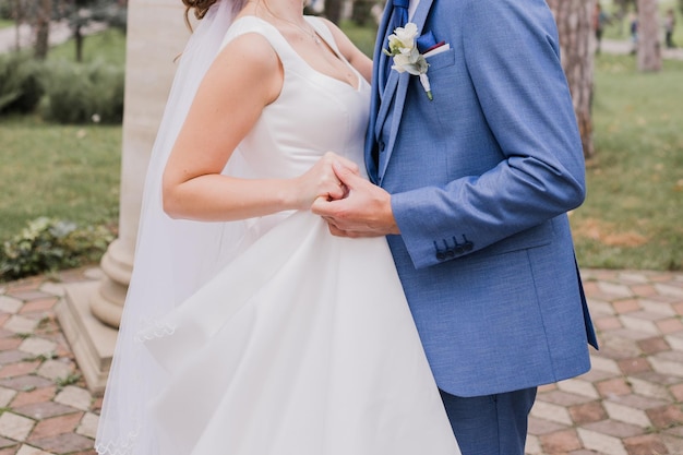 Bräutigam mit Braut zusammen Herbstpark bei der Hochzeit