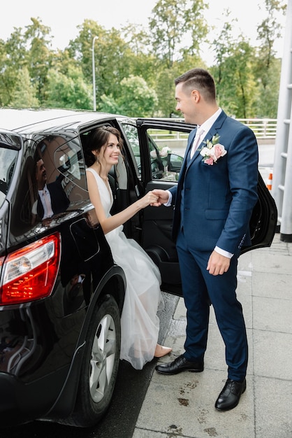 Bräutigam trifft Braut aus dem Auto