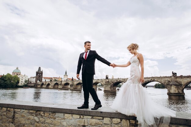 Bräutigam und Braut gehen auf der Karlsbrücke