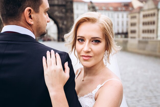 Bräutigam und Braut gehen auf der Karlsbrücke