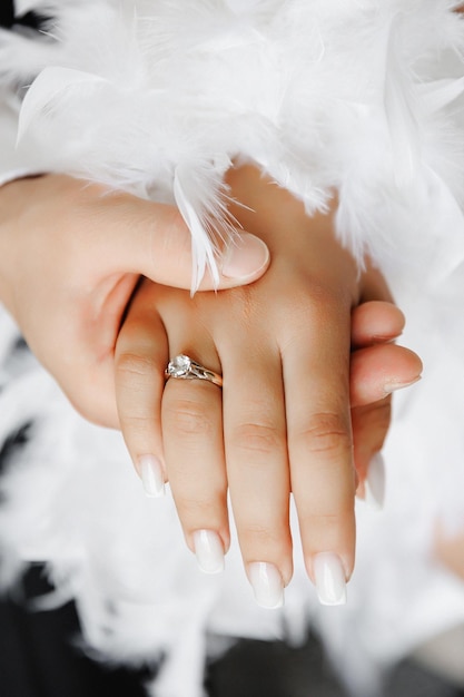 Bräutigam und Braut Hände mit Ringen Nahaufnahme