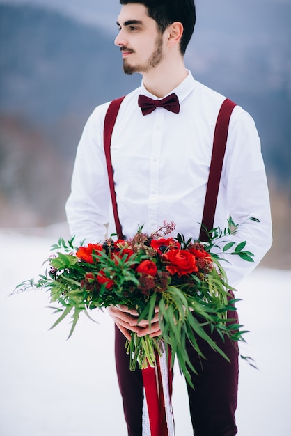 Bräutigam und Braut in den Bergen Karpaten