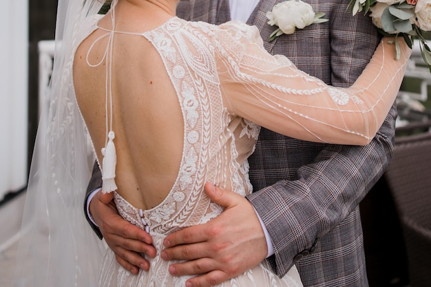 Bräutigam und Braut umarmen sich bei der Hochzeit