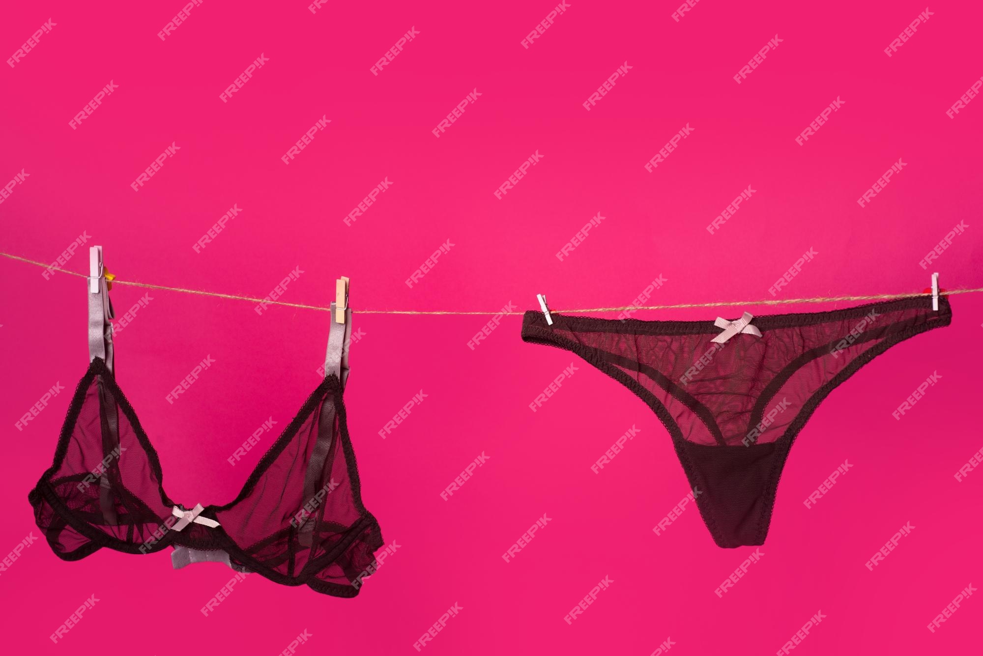 cortar educar Maravilla Bragas de encaje la lencería sexy aislada en el fondo rojo rosa tanga  bikini bragas sujetador negro un | Foto Premium
