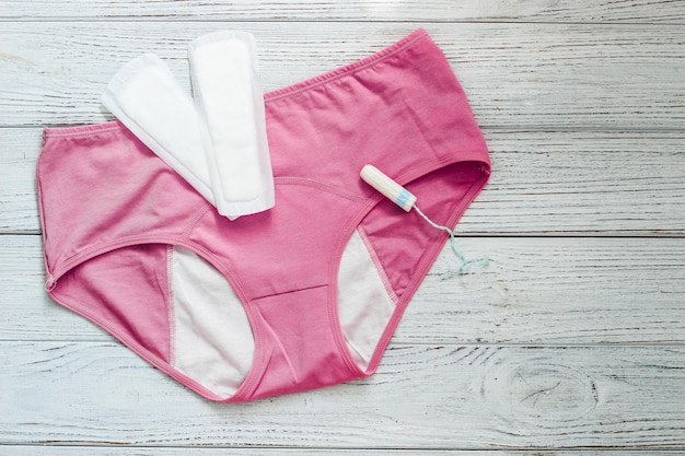Foto las bragas menstruales rosadas de las mujeres reutilizables ecológicas
