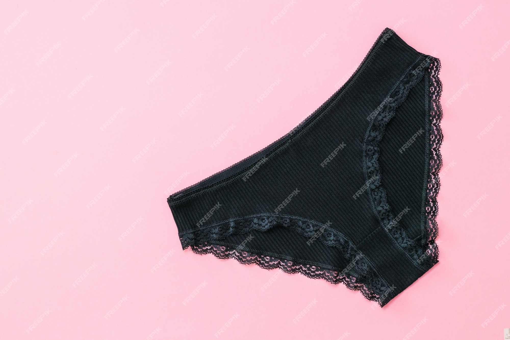 Bragas mujer de moda de algodón negro sobre superficie ropa interior de bonita y cómoda. | Foto Premium