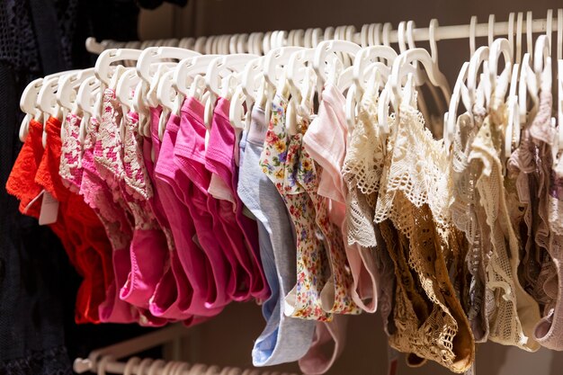 Bragas de mujer en perchas en la tienda. De cerca.