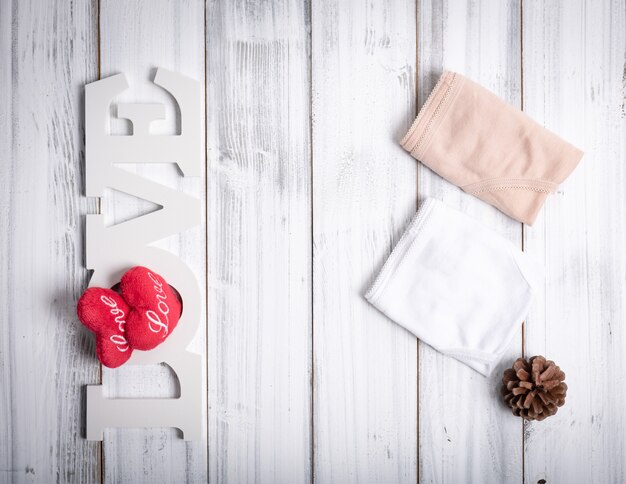 Braguitas de mujer dobladas, tabla de amor, corazones y piña