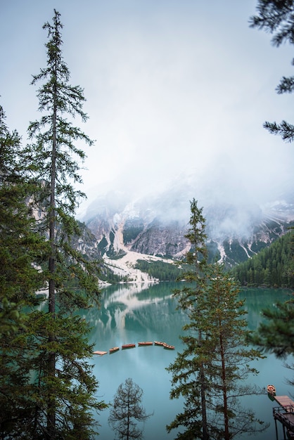 Braies See und Boote im Berg in den Dolomiten