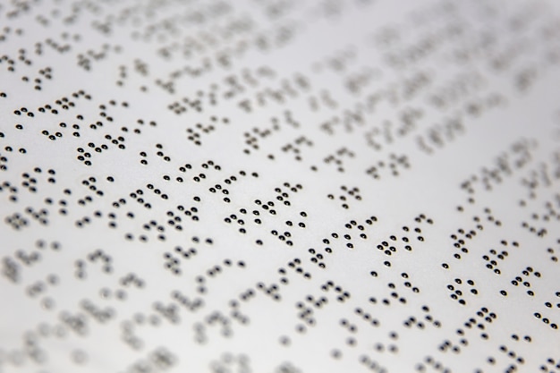 Braille-Alphabet auf dem weißen Papier