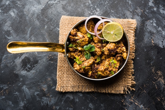 Brain oder Bheja Fry von Ziege, Schaf oder Lamm ist ein beliebtes indisches oder pakistanisches Gericht, das auf Bakra Eid (Eid-ul-zuha) zubereitet wird. serviert in Karahi, Pfanne oder Teller. selektiver Fokus