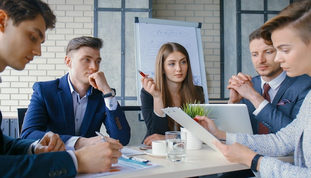 Brainstorm Grupo de empresários olhando para o laptop juntos