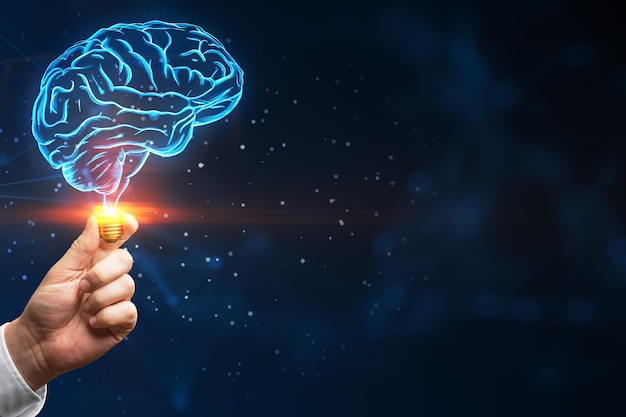 Brainstorm ideia criativa e conceito de sucesso comercial com cérebro humano azul digital em forma de lâmpada na mão do homem sobre fundo escuro em branco com lugar para cartaz de publicidade simulado