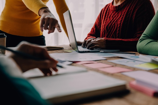 Brainstorming Colaboración y análisis de asociación exitosa de jóvenes empresarios asiáticos que trabajan en un espacio de trabajo de oficina