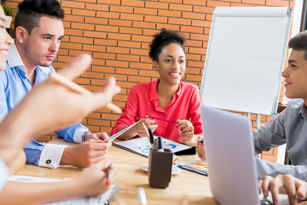 Foto brainstorming de equipe de negócios na reunião no escritório criativo