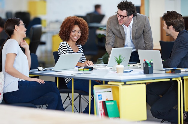 Brainstorming de negócios e trabalho em equipe no escritório para carreira início de empresa reunião e seminário homens mulheres e colaboração na mesa com o computador para planejamento de design web e discutir o desenvolvimento