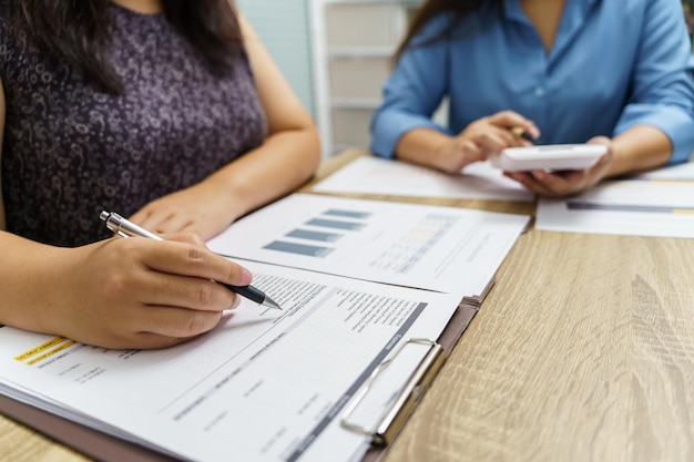 Brainstorming de trabalho em equipe Idéia criativa Projeto de negócios Reunião de pessoas de negócios tomando notas enquanto discutem para compartilhar ideias