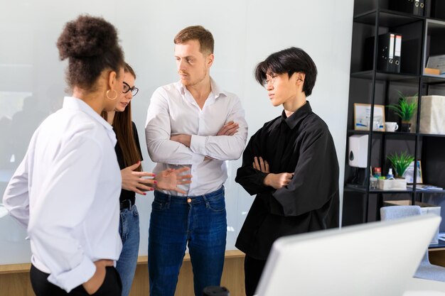 Foto brainstorming de uma equipe multinacional no escritório