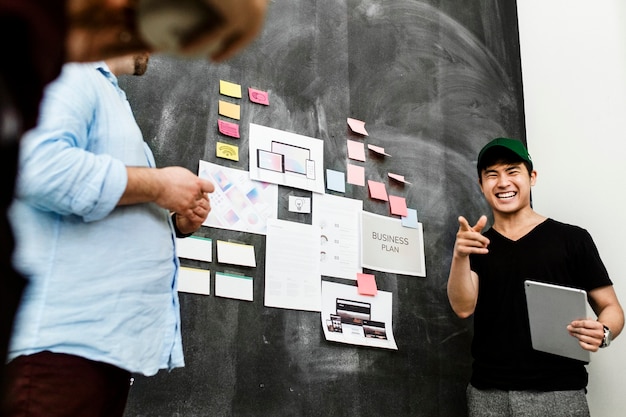 Brainstorming des Startup-Teams im Besprechungsraum mit Tafel