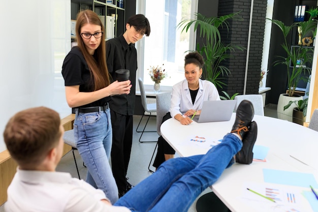 Brainstorming em um ambiente informal após um dia de trabalho