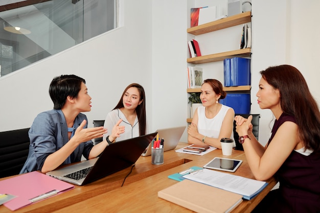 Brainstorming im modernen Büro