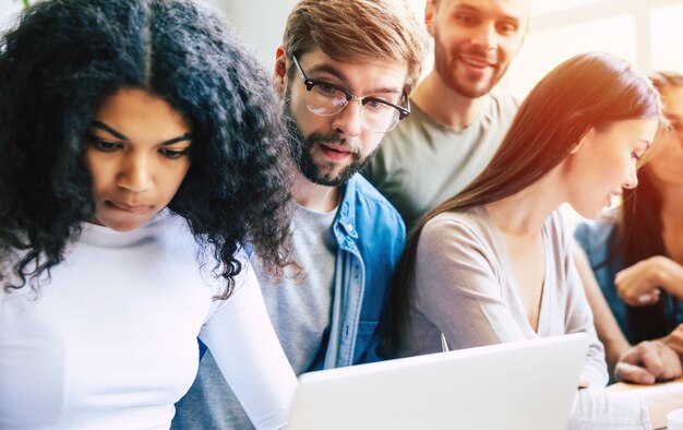 Brainstorming im Start-up-Büro. Modernes junges fröhliches Geschäftsteam arbeitet an einem wichtigen Projekt